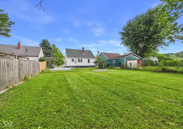 Photo 3 of Single family home for sale at 105 E Vinyard, Anderson, IN 46012 | MLS# 22115588 | Listing updated on 2026-10-07