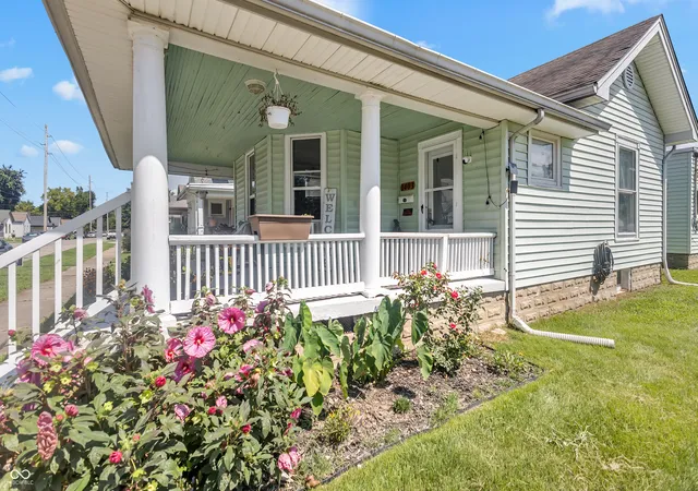 Photo 1 of Single family home for sale at 1403 Pearl St, Columbus, IN 47201 | MLS# 22115590 | Listing updated on 2026-10-21