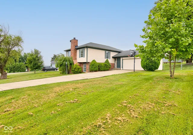 Photo 3 of Sale Pending at 1925 E Woodside Village Dr, Connersville, IN 47331 | MLS# 22115642 | Listing updated on 2026-08-24