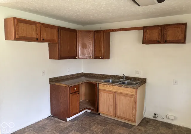 Photo 4 of Sale Pending at 1437 S Oxford St, Indianapolis, IN 46203 | MLS# 22115854 | Listing updated on 2026-10-26