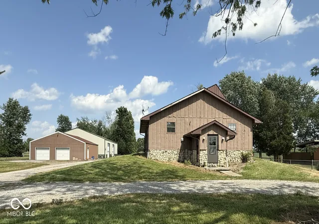 1st image of 8467 S County Road 825 Road E, Plainfield, IN 46168 | MLS# 22115894