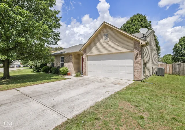 Photo 2 of Sale Pending at 8315 Corinth Pl, Indianapolis, IN 46227 | MLS# 22115910 | Listing updated on 2026-09-18