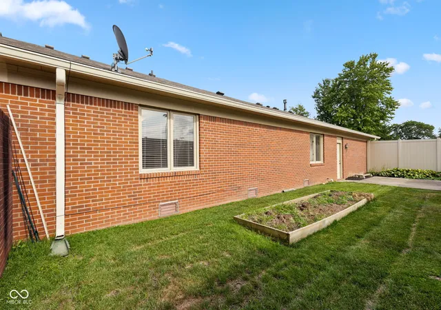 Photo 4 of Single family home for sale at 8616 Cricket Tree Ln, Indianapolis, IN 46260 | MLS# 22115942 | Listing updated on 2026-09-08
