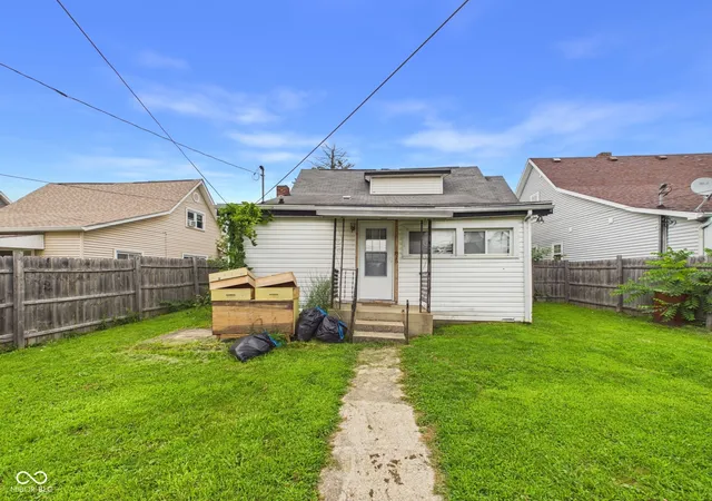 Photo 3 of Single family home for sale at 815 Main St, Elwood, IN 46036 | MLS# 22116039 | Listing updated on 2026-08-21