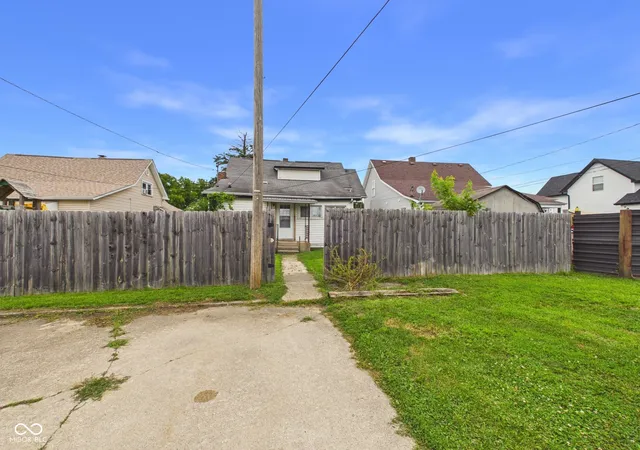 Photo 3 of Sale Pending at 815 Main St, Elwood, IN 46036 | MLS# 22116039 | Listing updated on 2026-09-29