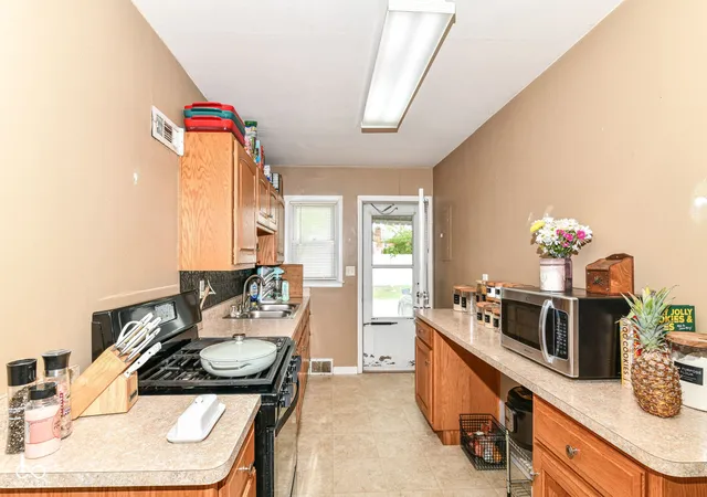 Photo 5 of Sale Pending at 208-210 Donnelly Dr, Anderson, IN 46011 | MLS# 22116061 | Listing updated on 2026-08-23