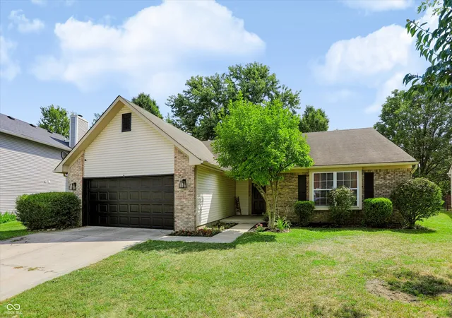 Photo 2 of Sale Pending at 6002 Sycamore Frg Ln, Indianapolis, IN 46254 | MLS# 22116245 | Listing updated on 2026-08-25