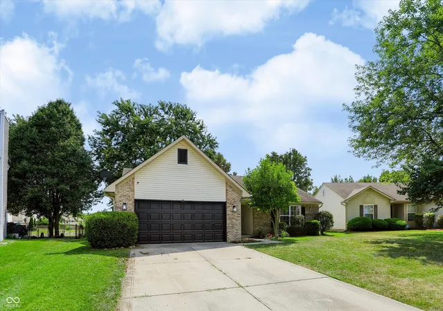Photo 3 of Sale Pending at 6002 Sycamore Frg Ln, Indianapolis, IN 46254 | MLS# 22116245 | Listing updated on 2026-08-25