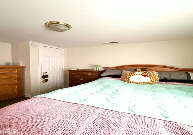 Photo 4 of Single family home for sale at 415 Morningside Dr, Columbus, IN 47201 | MLS# 22116385 | Listing updated on 2026-09-08