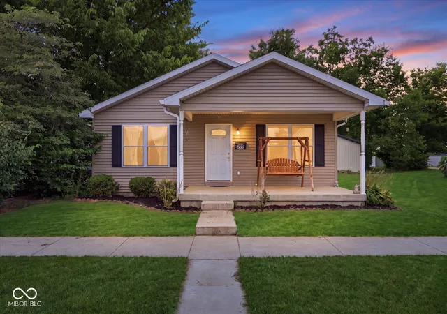 Photo 1 of Single family home for sale at 823 Center St, Shelbyville, IN 46176 | MLS# 22116416 | Listing updated on 2026-09-25