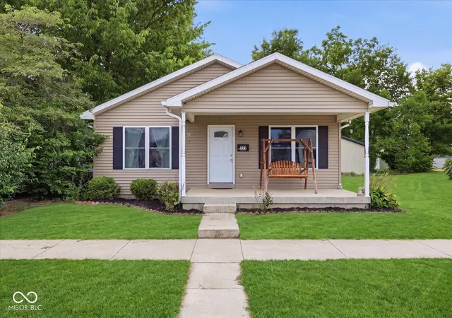 Photo 2 of Single family home for sale at 823 Center St, Shelbyville, IN 46176 | MLS# 22116416 | Listing updated on 2026-09-25
