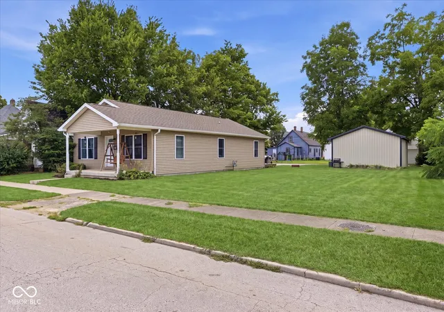 Photo 3 of Single family home for sale at 823 Center St, Shelbyville, IN 46176 | MLS# 22116416 | Listing updated on 2026-09-25