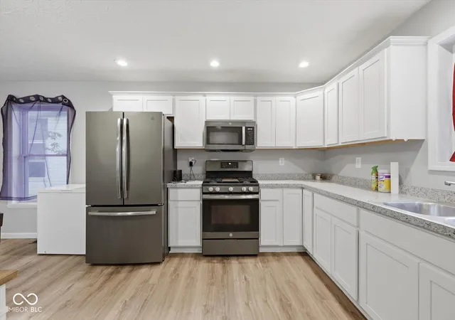 Photo 4 of Single family home for sale at 823 Center St, Shelbyville, IN 46176 | MLS# 22116416 | Listing updated on 2026-09-25
