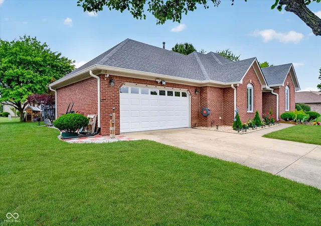 Photo 2 of Single family home for sale at 876 Bayside, Greenwood, IN 46143 | MLS# 22116472 | Listing updated on 2026-08-18