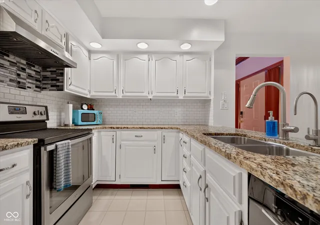 Photo 3 of Single family home for sale at 876 Bayside, Greenwood, IN 46143 | MLS# 22116472 | Listing updated on 2026-10-06