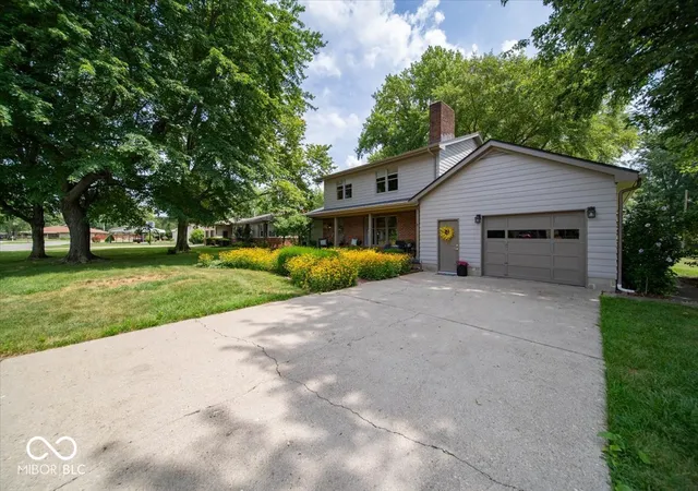 2nd image of 424 Lockerbie Rd, Shelbyville, IN 46176 | MLS# 22116515