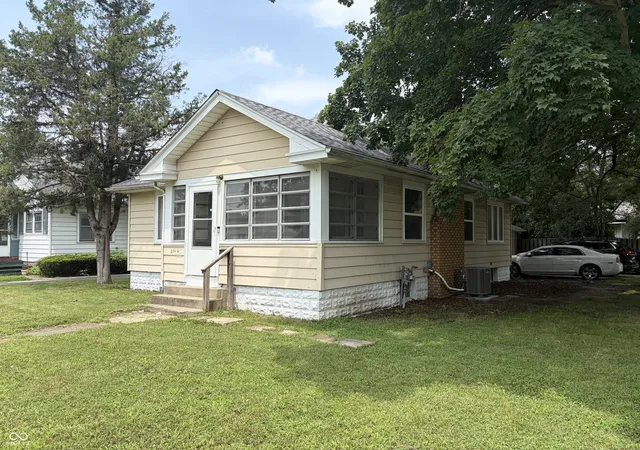 Photo 2 of Single family home for sale at 2016 Washington Ave, Terre Haute, IN 47803 | MLS# 22116545 | Listing updated on 2026-08-28