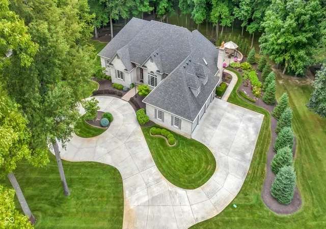 Photo 3 of Single family home for sale at 924 Woodcrest Way, Anderson, IN 46012 | MLS# 22116562 | Listing updated on 2026-08-05