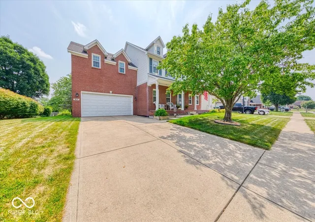 Photo 3 of Single family home for sale at 415 N Greenbriar Dr, Greenwood, IN 46142 | MLS# 22116606 | Listing updated on 2026-08-18
