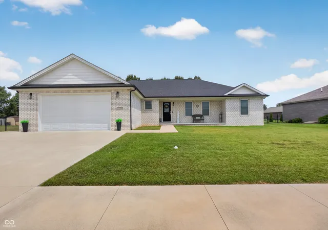 Photo 2 of Single family home for sale at 1723 Bell Frd Dr W, Seymour, IN 47274 | MLS# 22116675 | Listing updated on 2026-08-13