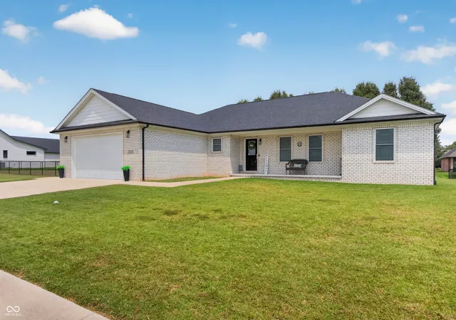 Photo 3 of Single family home for sale at 1723 Bell Frd Dr W, Seymour, IN 47274 | MLS# 22116675 | Listing updated on 2026-08-13