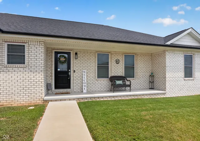 Photo 3 of Single family home for sale at 1723 Bell Frd Dr W, Seymour, IN 47274 | MLS# 22116675 | Listing updated on 2026-08-13