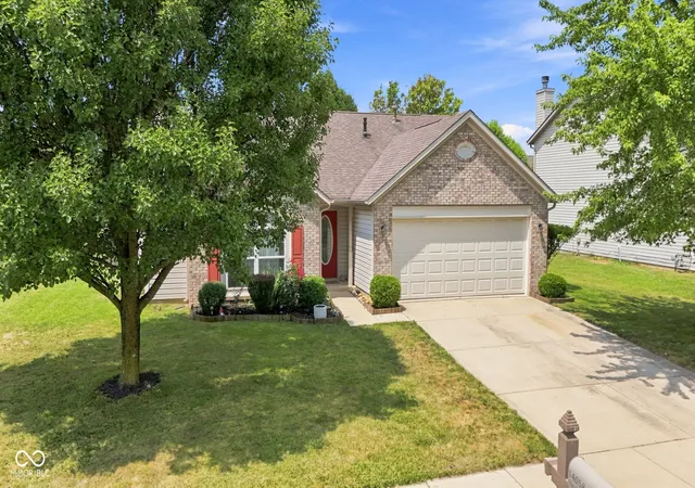 Photo 4 of Single family home for sale at 14058 Meadow Lake Dr, Fishers, IN 46038 | MLS# 22116700 | Listing updated on 2026-09-23