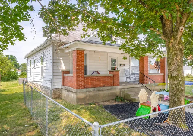 Photo 3 of Single family home for sale at 300 Hege Ave, Columbus, IN 47201 | MLS# 22116710 | Listing updated on 2026-09-23