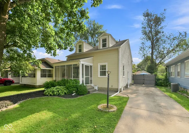 2nd image of 6131 Kingsley Dr, Indianapolis, IN 46220 | MLS# 22116752