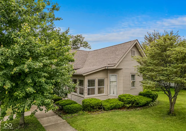 Photo 3 of Sale Pending at 1902 Gilmore St, Columbus, IN 47201 | MLS# 22116809 | Listing updated on 2026-09-18