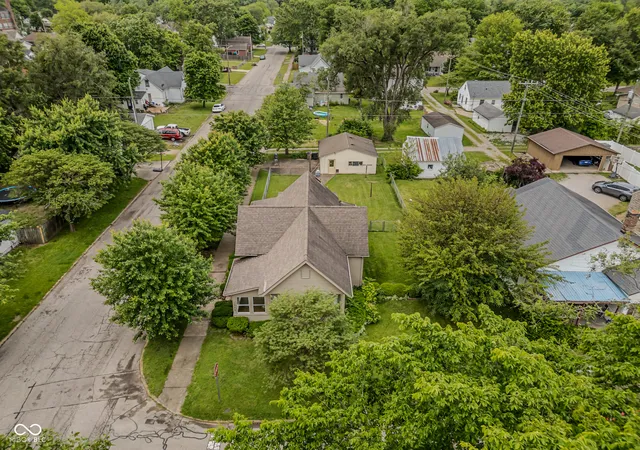 Photo 3 of Sale Pending at 1902 Gilmore St, Columbus, IN 47201 | MLS# 22116809 | Listing updated on 2026-09-18