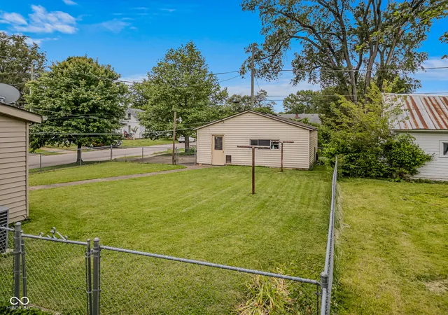 Photo 4 of Sale Pending at 1902 Gilmore St, Columbus, IN 47201 | MLS# 22116809 | Listing updated on 2026-09-18