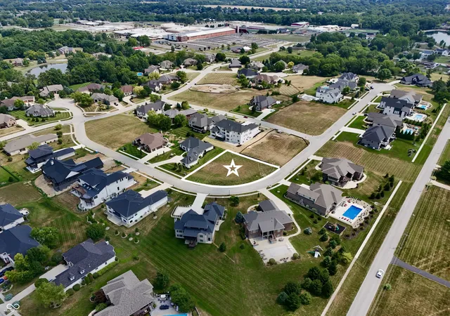 2nd image of 5232 Nottinghill Ct, Greenwood, IN 46143 | MLS# 22116822