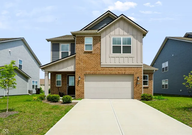 Photo 2 of Single family home for sale at 1240 Patens Dr, Greenwood, IN 46143 | MLS# 22116843 | Listing updated on 2026-09-01
