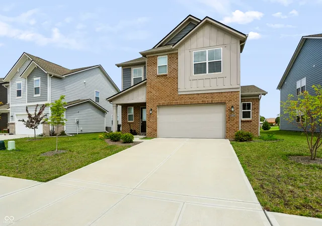 Photo 3 of Single family home for sale at 1240 Patens Dr, Greenwood, IN 46143 | MLS# 22116843 | Listing updated on 2026-09-01