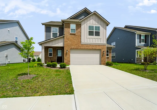 Photo 3 of Single family home for sale at 1240 Patens Dr, Greenwood, IN 46143 | MLS# 22116843 | Listing updated on 2026-09-01