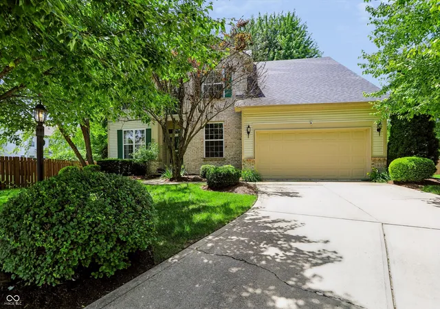 2nd image of 11810 Queenwood Dr, Fishers, IN 46037 | MLS# 22116851
