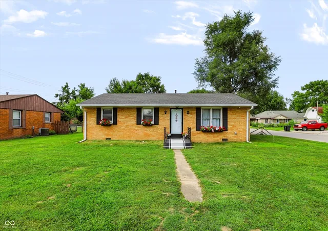 1st image of 890 E Gray St, Martinsville, IN 46151 | MLS# 22116876