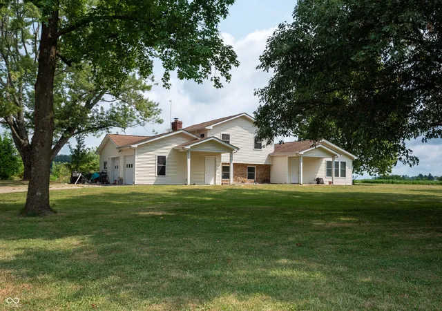 Photo 3 of Single family home for sale at 8464 E 25th Street, Columbus, IN 47203 | MLS# 22116911 | Listing updated on 2026-08-02