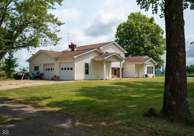 Photo 3 of Single family home for sale at 8464 E 25th Street, Columbus, IN 47203 | MLS# 22116911 | Listing updated on 2026-08-02