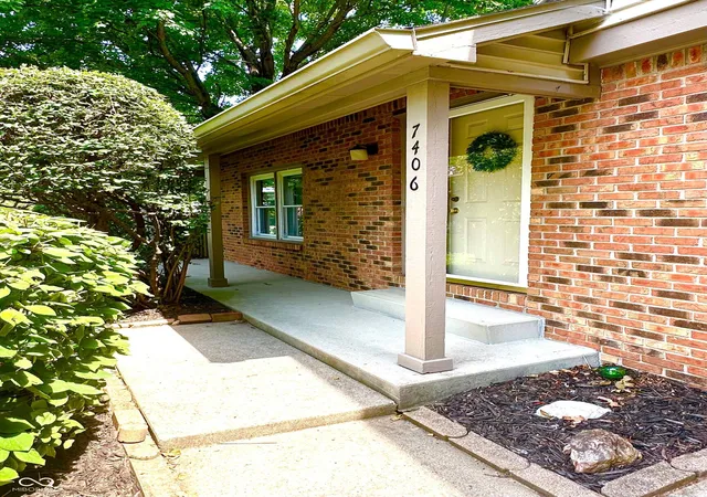 2nd image of 7406 Prairie Lake Dr, Indianapolis, IN 46256 | MLS# 22116934