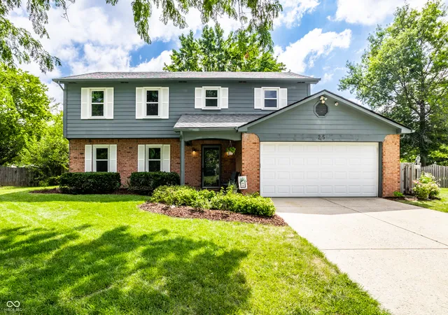 1st image of 25 Village Pl, Zionsville, IN 46077 | MLS# 22116952