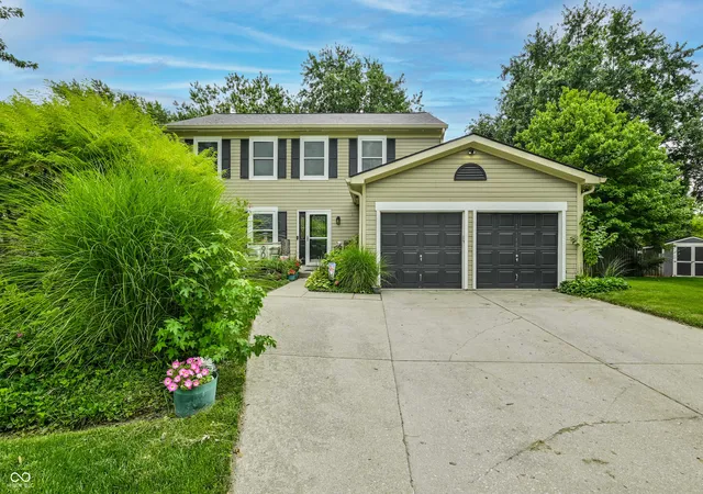 2nd image of 909 Farmview Ln, Carmel, IN 46032 | MLS# 22117047