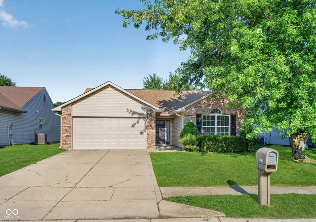2nd image of 13083 N Sterling Cmns, Fishers, IN 46038 | MLS# 22117066