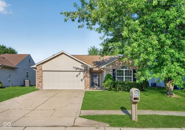 3rd image of 13083 N Sterling Cmns, Fishers, IN 46038 | MLS# 22117066