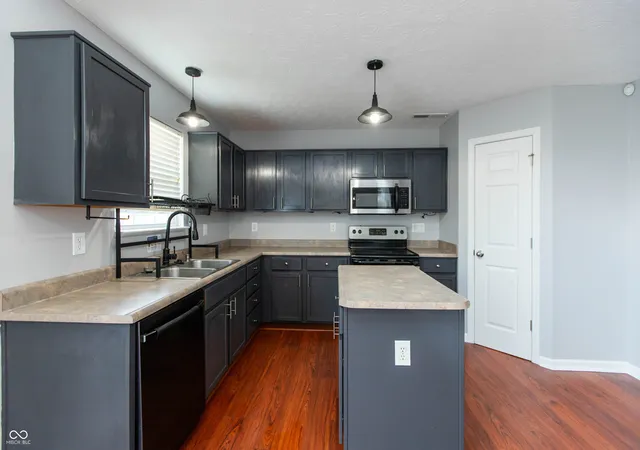 Photo 4 of Single family home for sale at 1324 Niagara Ln, Franklin, IN 46131 | MLS# 22117107 | Listing updated on 2026-10-06