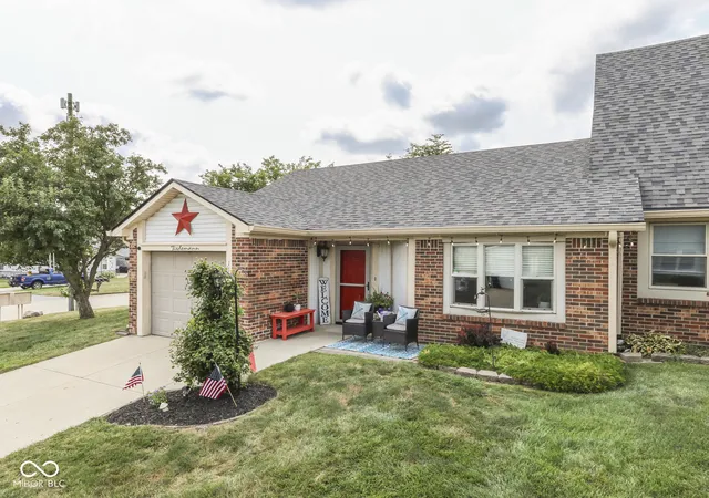 2nd image of 1102 E Paradise Ct #A, Greenwood, IN 46143 | MLS# 22117195