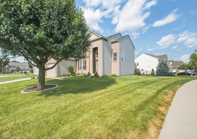 Photo 3 of Single family home for sale at 1263 Vista Way, Greenwood, IN 46143 | MLS# 22117246 | Listing updated on 2026-09-16