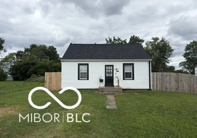 2nd image of 2402 W 30th St, Anderson, IN 46016 | MLS# 22117307