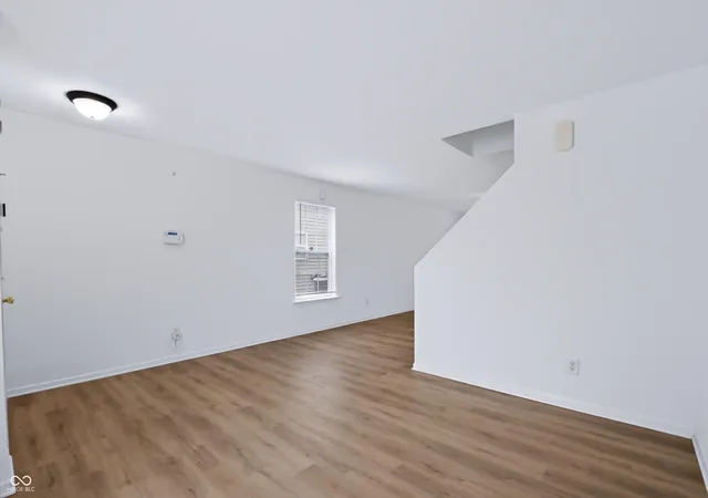 Photo 4 of Single family home for sale at 1500 Pencross Ln, Greenwood, IN 46143 | MLS# 22117523 | Listing updated on 2026-10-08